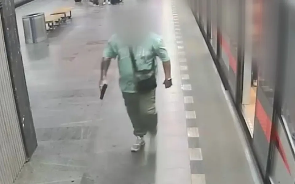 Střelec v pražském metru ohrožoval cestující pistolí. Policie zveřejnila video