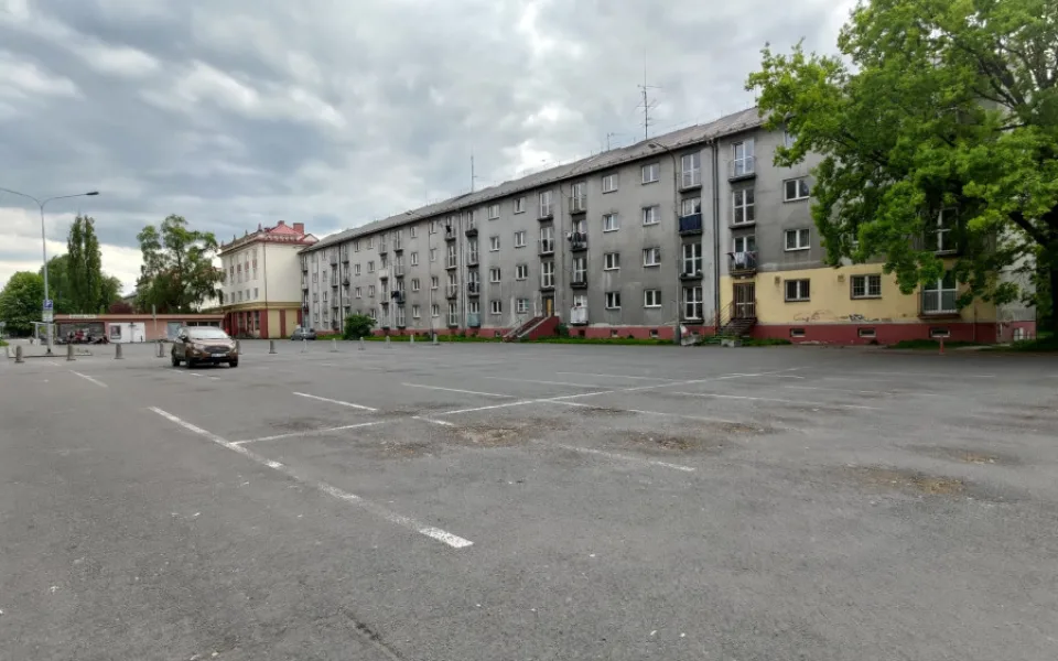 V karvinské čtvrti Nové Město, která je vyloučenou lokalitou, není nouze o volná parkovací místa. Foto: Martina Patočková