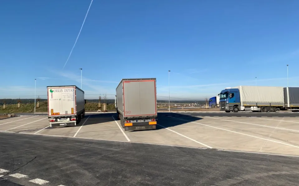 V Česku chybí denně až dva tisíce parkovacích míst pro kamiony. Výstavbu komplikuje složitá příprava staveb.