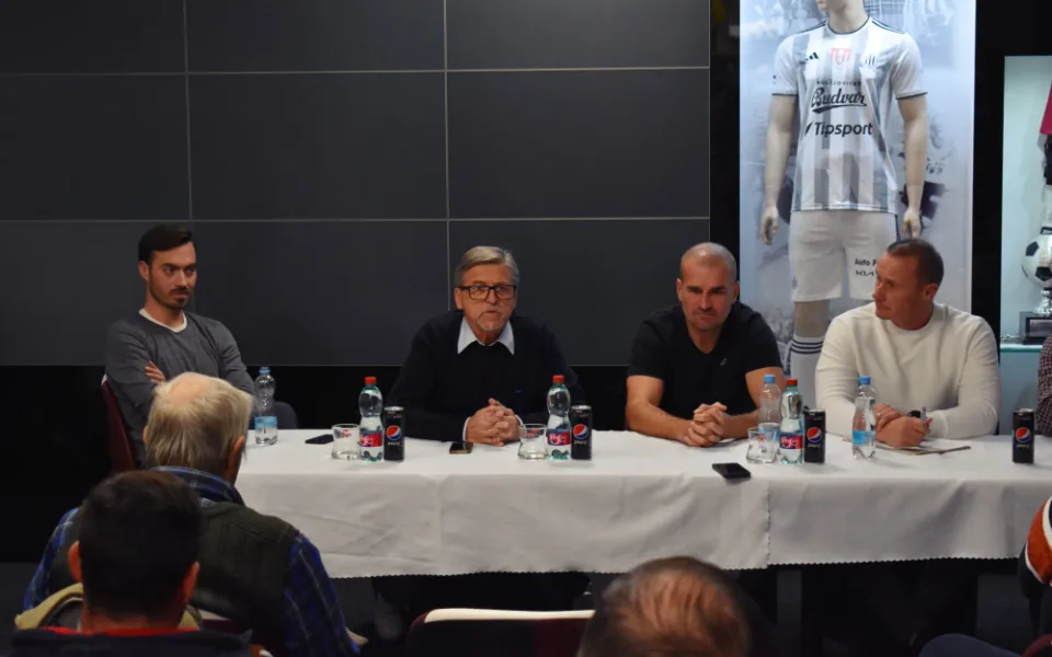 Zleva: Sportovní manažer Jan Podroužek, předseda představenstva Vladimír Koubek, trenéři Marek Nikl a Tomáš Zápotočný.