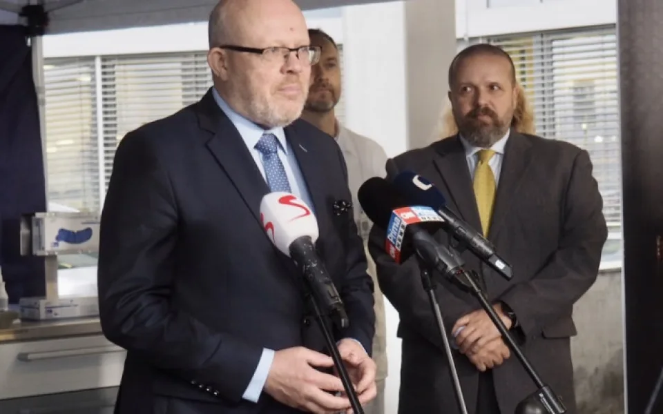 Válek slibuje na mzdy lékařů přidat sedm miliard korun, možná i o dvě víc