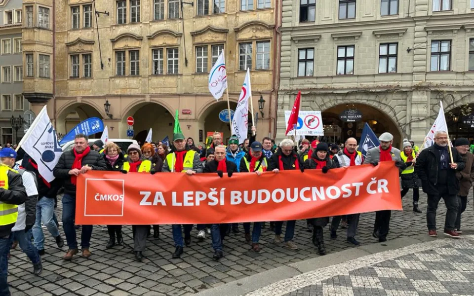 size4-17010890109387-241-video-protestujici-lide-zaplnili-malostranske-namesti-blokuji-dopravu-v-centru-prahy