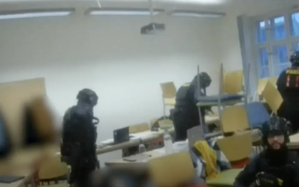 size4-17032469110467-241-video-policiste-zverejnili-zaznam-zasahu-proti-strelci-v-centru-prahy