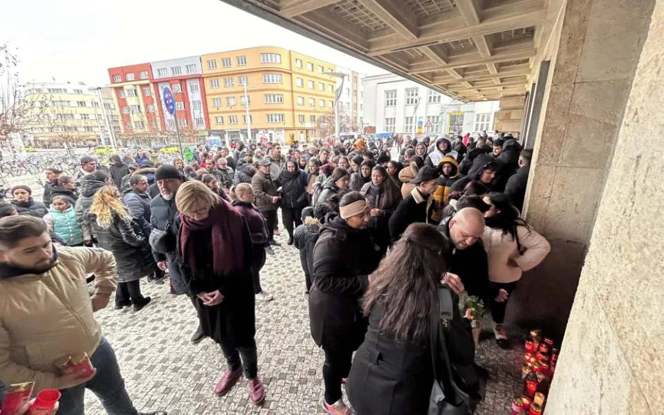 Na hradeckém nádraží se konal pietní akt za zavražděného čtrnáctiletého chlapce. Přišlo několik stovek lidí