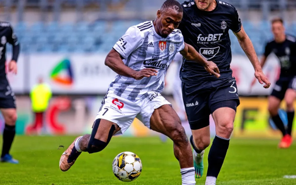 Quadri Adediran (v bílém).