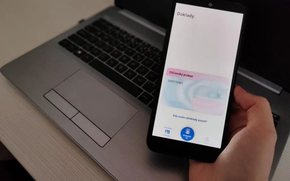 Nová éra průkazů přichází. Lidé se mohou prokazovat občankou v mobilu