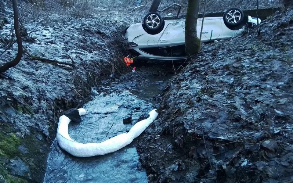 Auto v potoce. K ranní nehodě osobního auta, při níž se zranila řidička, vyjížděl i jeřáb