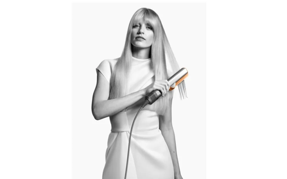 Společnost Dyson představila inovativní žehličku Dyson Airstrait™