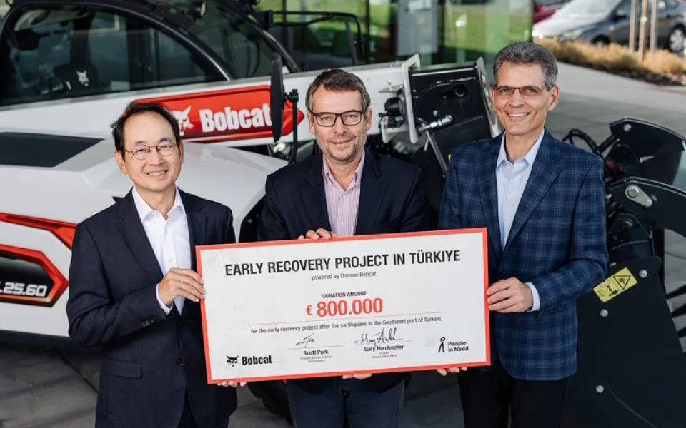 Rok poté: Společnost Doosan Bobcat pomohla 553 malým podnikům v zemětřesením postiženém Turecku