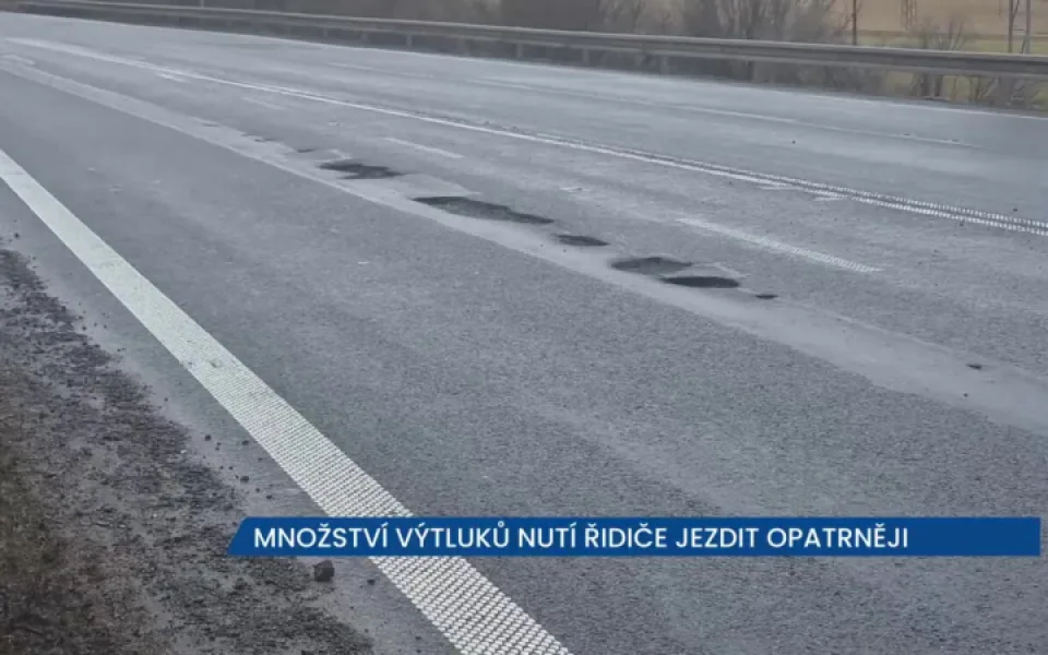  Množství výtluků nutí řidiče jezdit opatrněji, rizikové úseky jsou označeny, ŘSD je brzy opraví