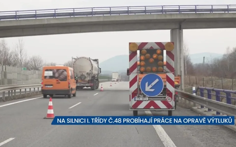 Na silnici mezi Českým Těšínem a Frýdkem-Místkem probíhají práce na opravě výtluků