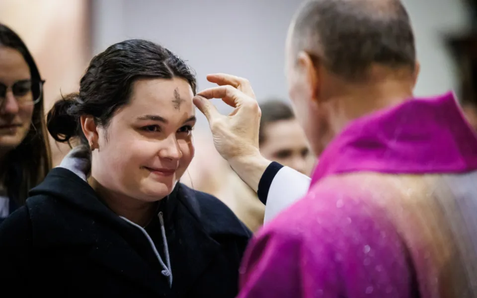 Začíná čtyřicetidenní půst. Lidé si mohou odpustit sociální sítě, seriály nebo kritizování druhých.
