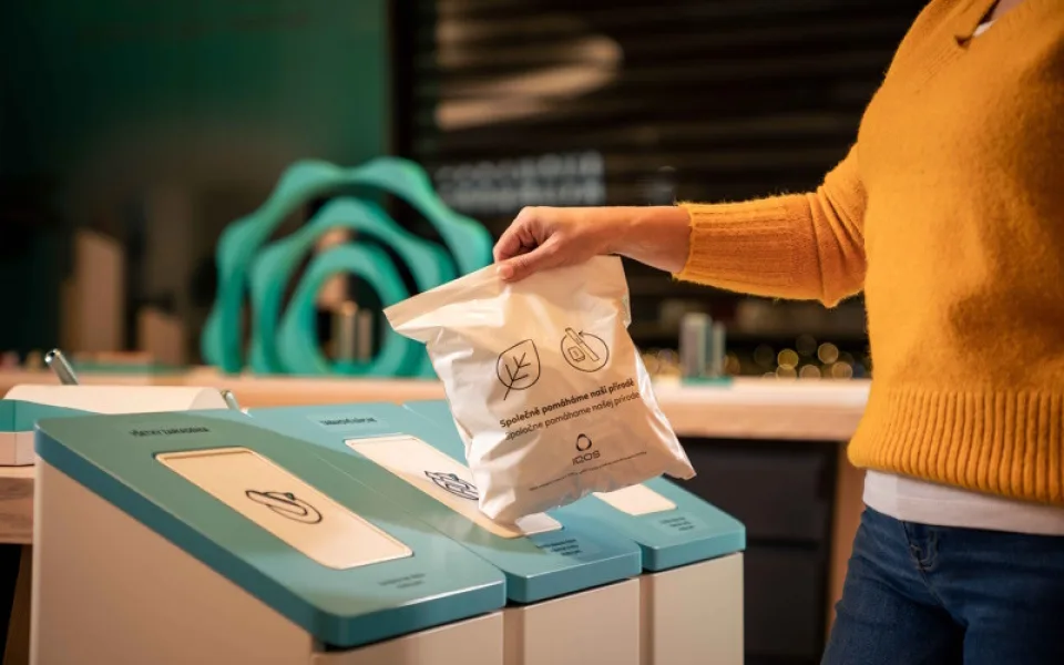 Bezdýmná zařízení ani jejich náplně nepatří do běžného odpadu. Společnost Philip Morris sbírá použité náplně i zařízení a nově uvádí do prodeje i repasované modely