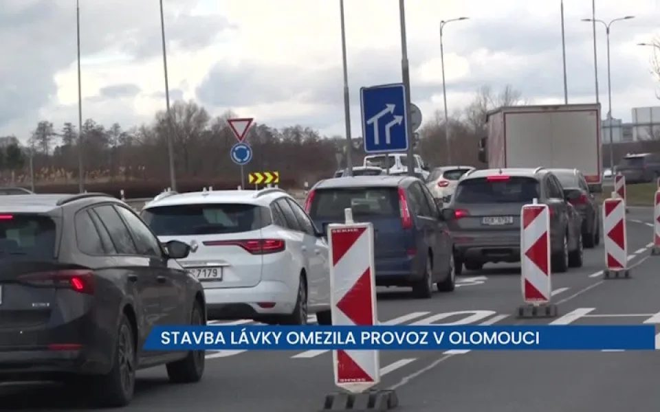 Stavba lávky omezila provoz na Pražské ulici v Olomouci, na místě je zúžení