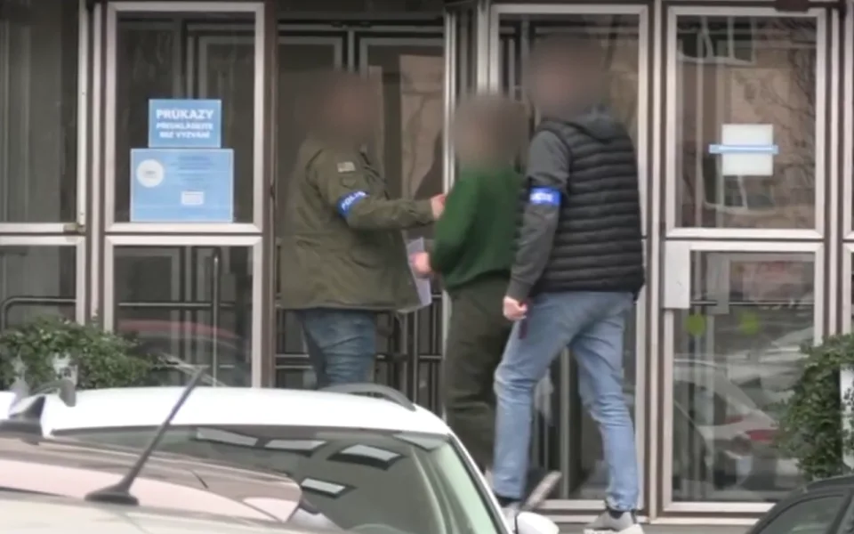 Policisté zadrželi výkonnou pachatelku, vykradla a poničila desítky aut na Jižním Městě