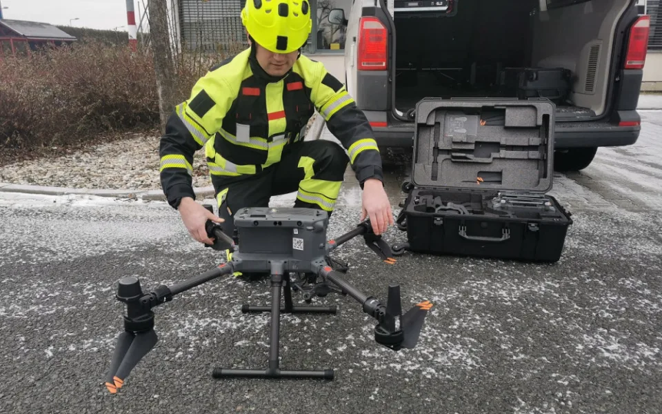 Dronaři získali speciální hasičské oděvy, počty jejich výjezdů ve spolupráci s IZS každoročně stoupají