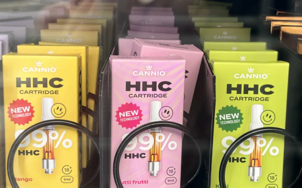 Začíná platit zákaz držení a prodeje produktů s HHC, HHC-O a THCP