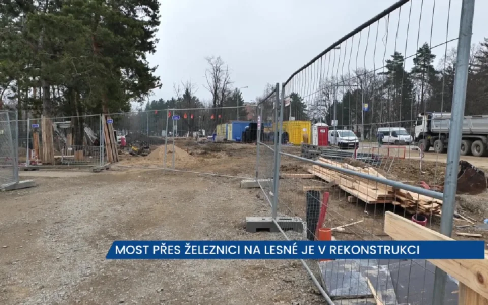 Most přes železniční trať na Lesné je v rekonstrukci, řidiči si zajedou