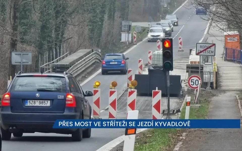 Přes opravovaný most ve Stříteži se jezdí kyvadlově