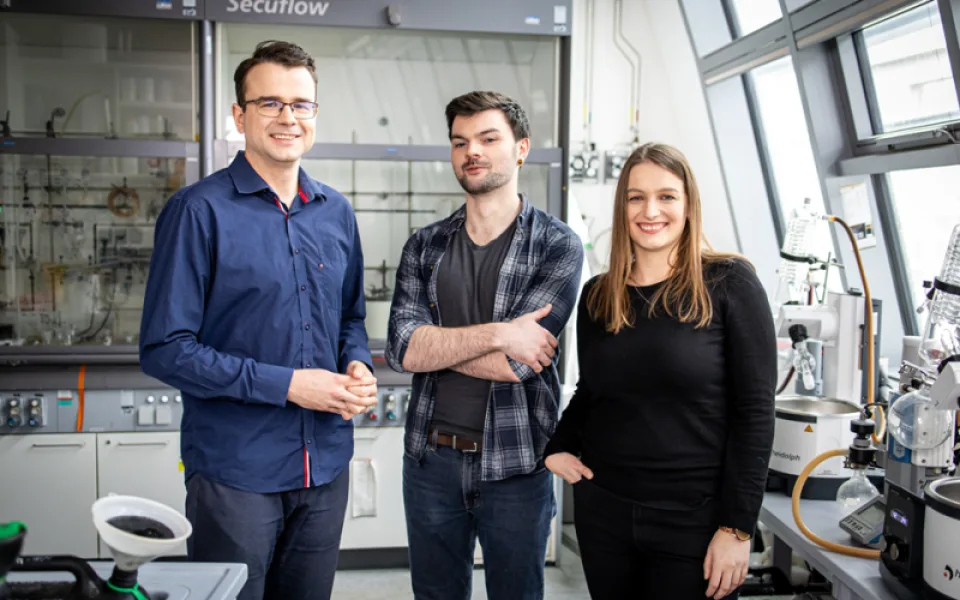 Tým chemiků z Akademie věd odhalil tajemství azulenu