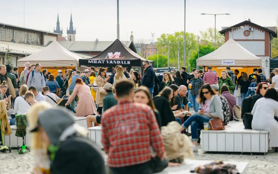 Milovníci gastro zážitků těšte se! PASTRAMI POP-UP vol. II si po roce opět našel cestu do Holešovické tržnice a nabídne originální kombinace chutí s voňavým masem pastrami