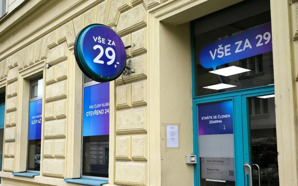 V Hradci se otevřel obchod budoucnosti - umělá inteligence automaticky upozorní na prázdný regál, naplánuje zásobování nebo zařídí úklid