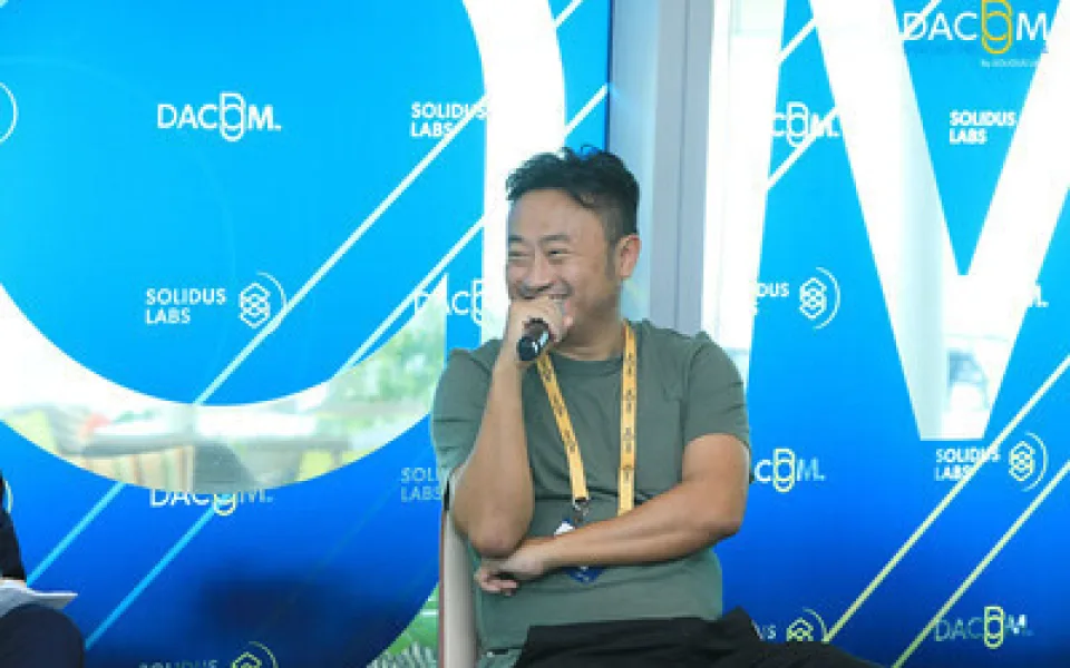 Pěstování důvěry ke kryptu: CEO společnosti Bybit propaguje integritu a spolupráci na summitu DACOM v Singapuru