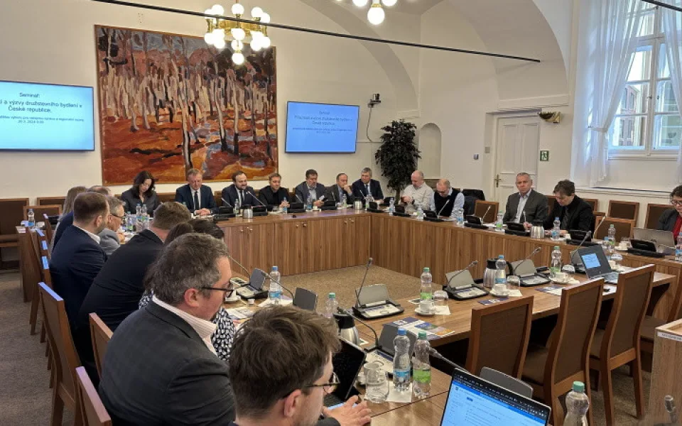 Nedostatečná legislativa ohrožuje družstevní bydlení, shodli se účastníci odborného semináře ve sněmovně. Se současným stavem není spokojeno 95 % družstevníků