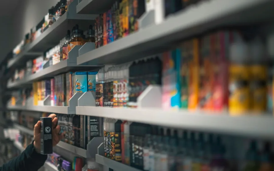 Spotřební daň na e-cigarety startuje, neokolkované náplně lze už sehnat pouze v doprodeji