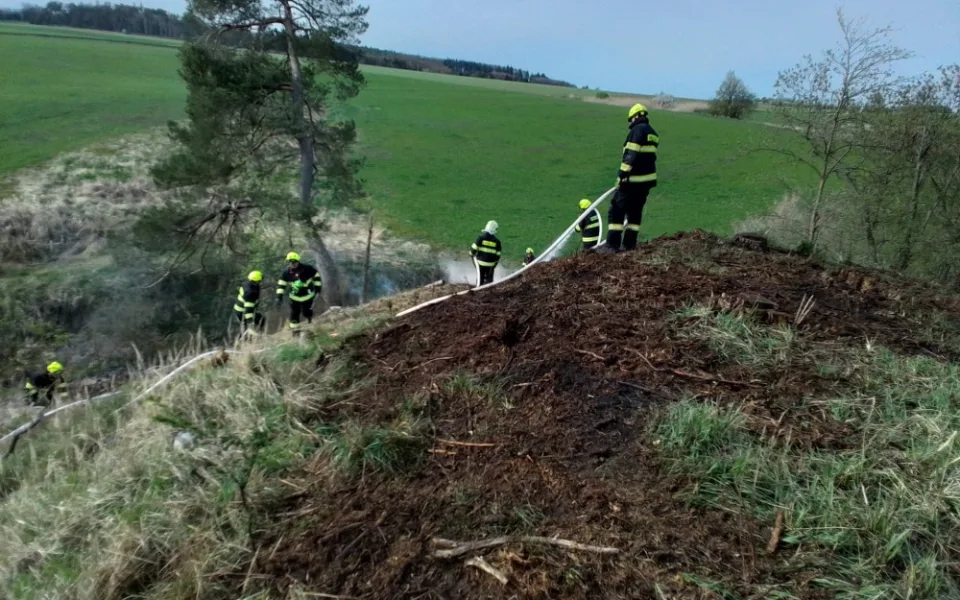 Hasiče na Vysočině dnes zaměstnaly požáry trávy a mladých stromků. Podívejte se, jak zasahovali
