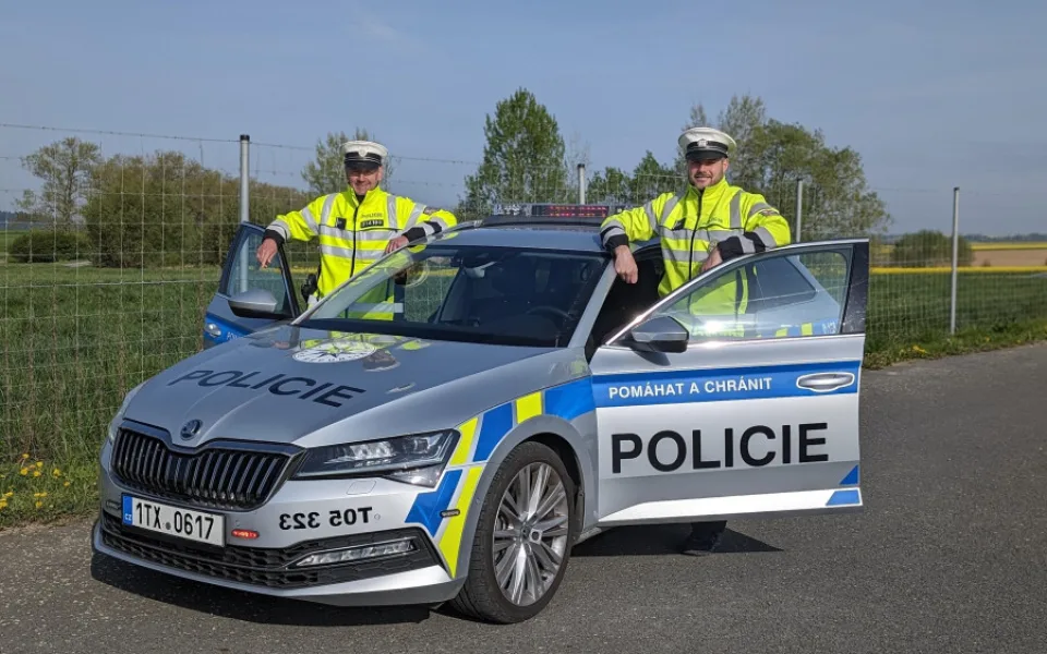 Služba, na kterou dvojice policistů nezapomene. Společně pomáhali při porodu na dálnici.