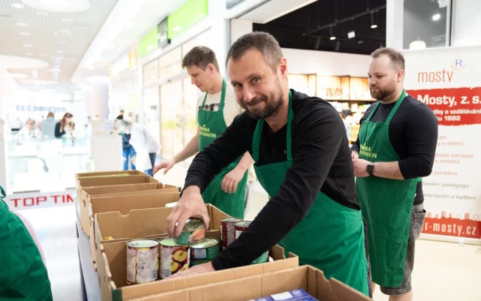 Zákazníci Tesco darovali v jarní Sbírce potravin více jak 66 tun zboží, online sbírka pokračuje do 23. dubna