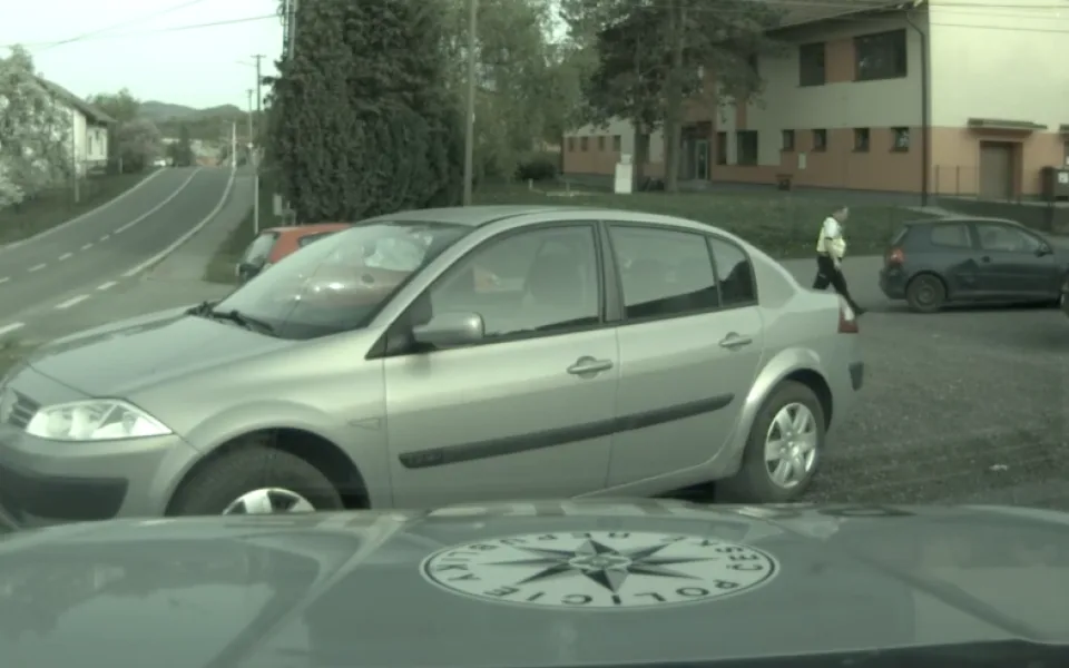 Mladé ženě ujelo nezabrzděné auto. Pohotová hlídka policistů ho po pár metrech zastavila.