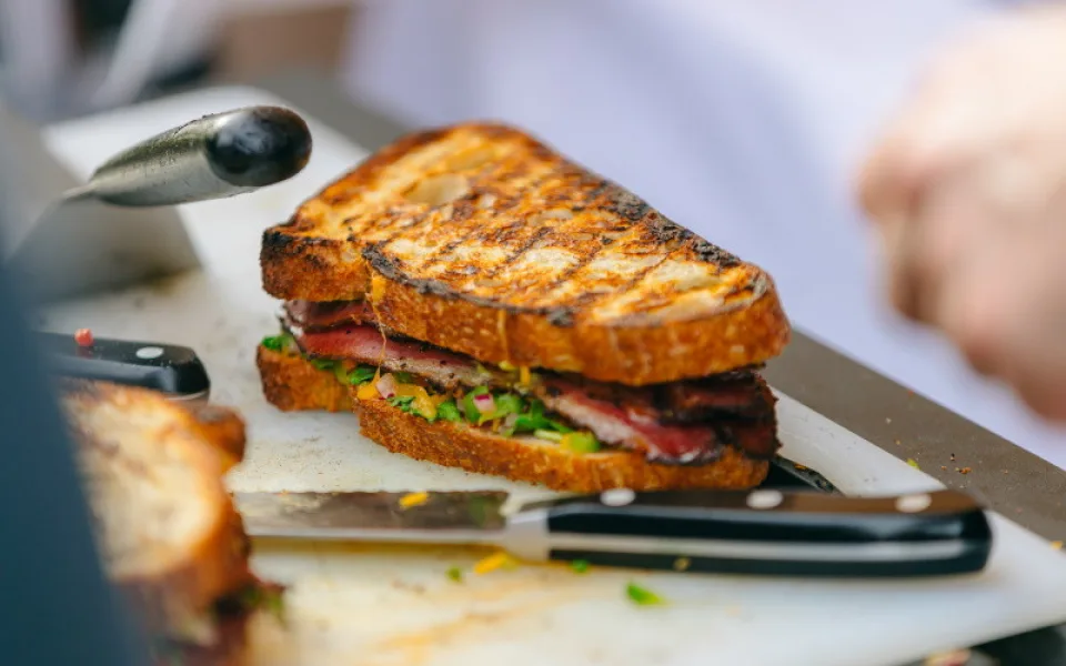 Druhý ročník svátku LEGENDÁRNÍCH NEWYORSKÝCH SANDWICHŮ s pastrami se blíží!
