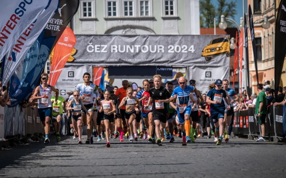 Velkolepý start ČEZ RunTour: Přes 2000 běžců na trati, letní počasí a napínavý souboj reprezentantek