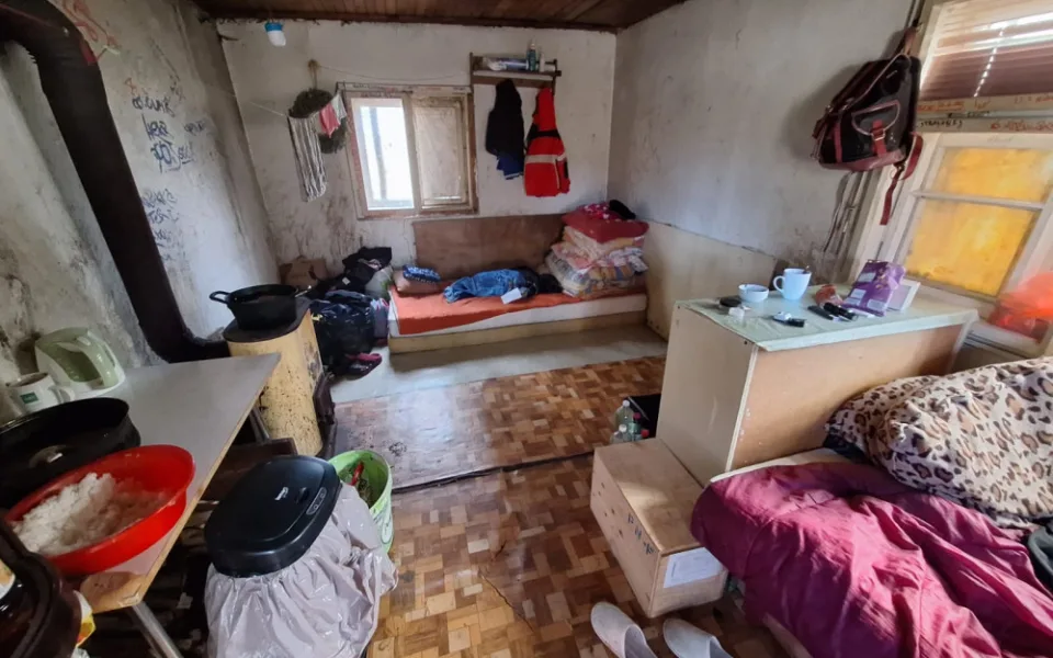 Trojice dětí žila v zahradní chatce. Bez toalety, koupelny a v otřesných podmínkách.