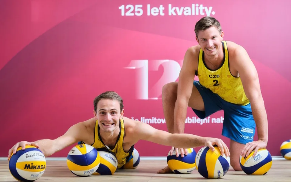 Miele spolupracuje s beachvolejbalisty Ondřejem Perušičem a Davidem Schweinerem na olympiádě v Paříži