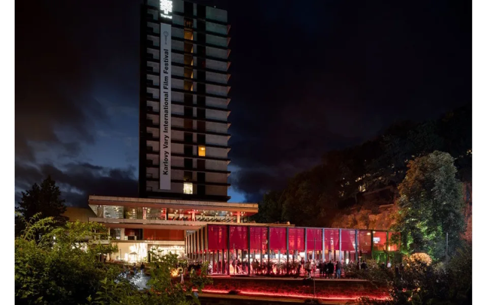 HSF System bude součástí 58. ročníku MFF Karlovy Vary. Již po třetí přiveze na festival "udržitelnou“ modulární scénu