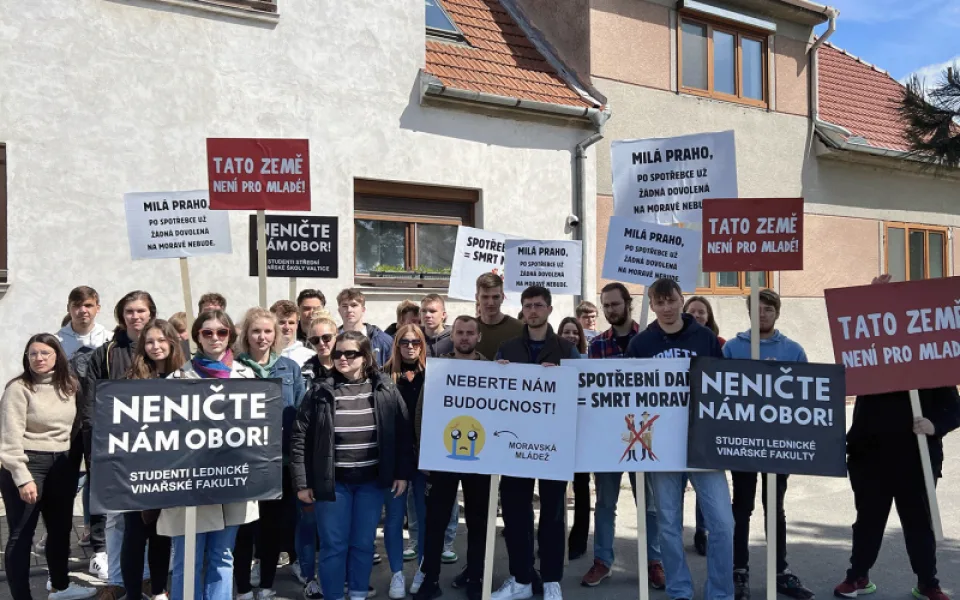 Protest studentů vinařství proti spotřební dani na víno v Mikulově