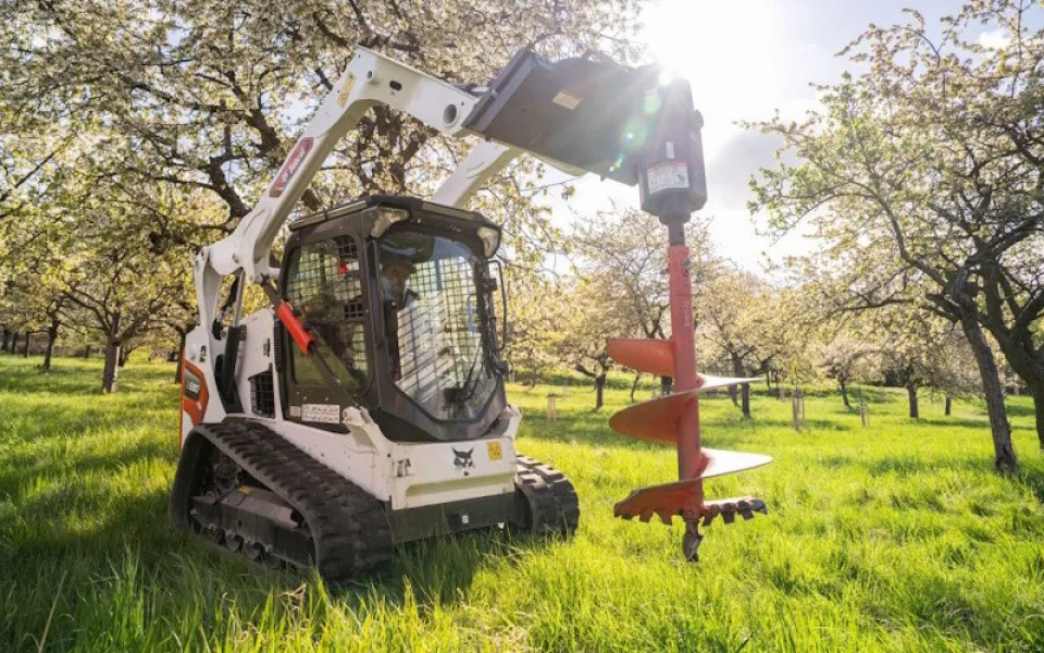 Doosan Bobcat pomáhá obnově Svatohorských sadů v Příbrami