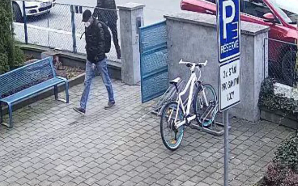 Policie hledá muže z fotografie. Poznáváte ho?