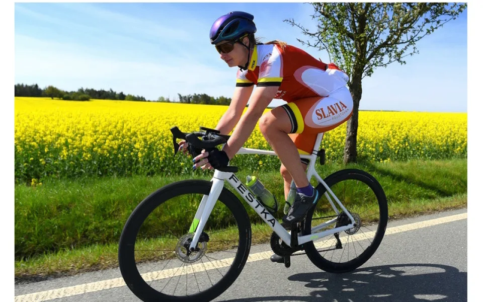 Ultra-cyklistka Kateřina Rusá v dresu Slavia pojišťovny dál inspiruje: více než 1000 km za 26 hodin 37 minut na trase Krále 50. rovnoběžky
