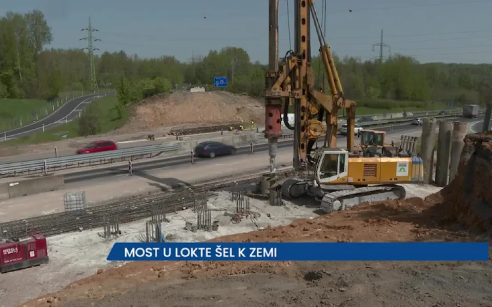 Most u Lokte na Karlovarsku šel k zemi, na místě je jednosměrný provoz