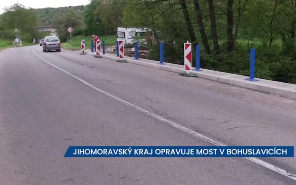 Jihomoravský kraj opravuje most v Bohuslavicích u Kyjova, na místě stavby jsou semafory