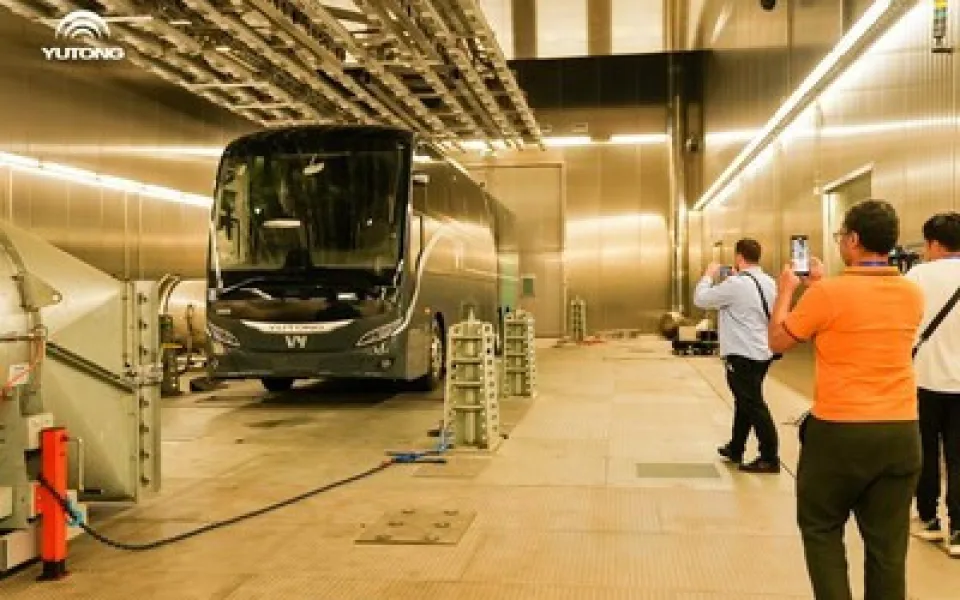 Evropští novináři zkoumají inovace měnící tvář průmyslu v přední světové laboratoři elektrických vozidel
