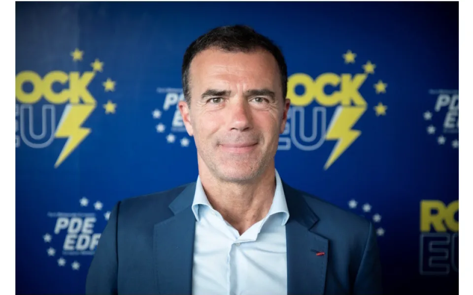 Do Prahy dorazil europoslanec Sandro Gozi, bývalý italský ministr pro EU a jeden z lídrů frakce Renew Europe, který má po červnových eurovolbách velké šance nahradit na postu Ursulu von der Leyenovou