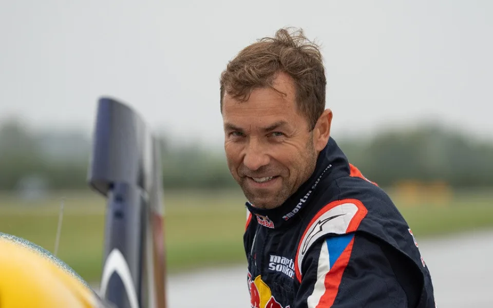 Létání jsem musel vyměnit za armádu, jinak bych v ní nemohl zůstat, říká akrobatický pilot Martin Šonka.