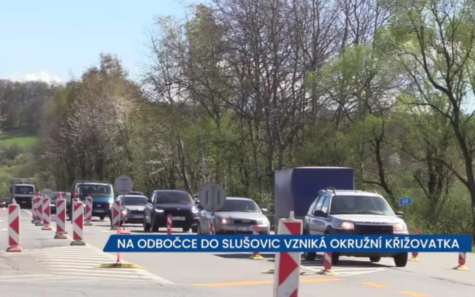 U Lípy na odbočce do Slušovic vzniká okružní křižovatka, řidiči projíždějí stavbou, dejte pozor