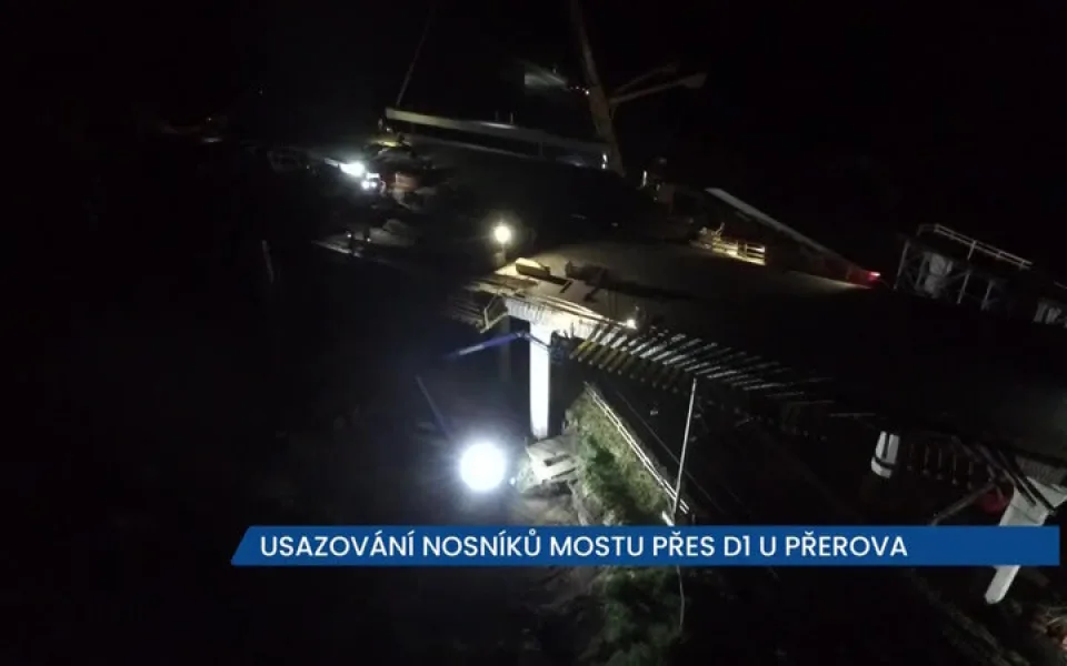 Stavba dálnice u Přerova pokročila, ŘSD nechalo instalovat nosníky mostu přes železnici, místo je průjezdné