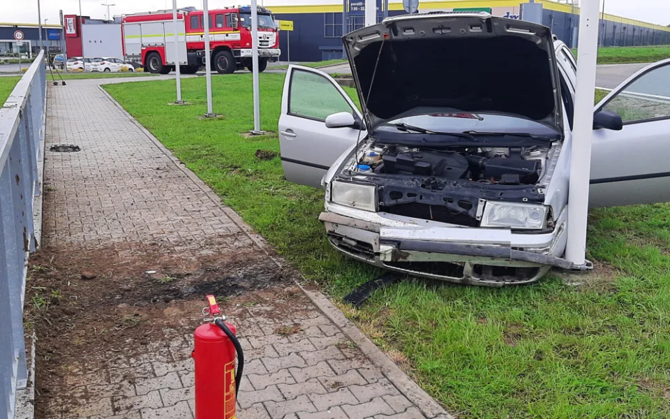 Třebíčí jel řidič s dvěma promile. Kruhový objezd projel rovně a následně havaroval. Foto: poskytla Policie ČR